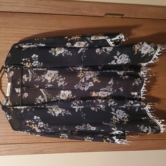 Size M Black Floral Kimono - Picture 1 of 3